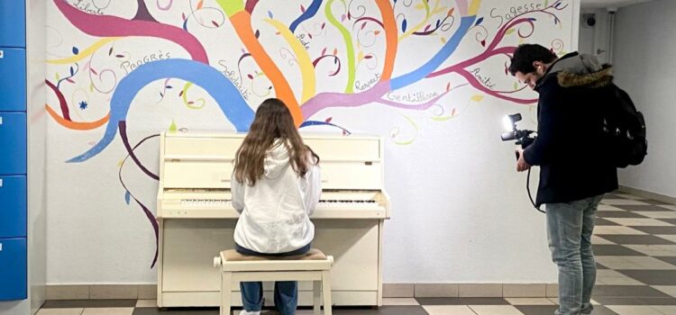 Installation de pianos au collège!